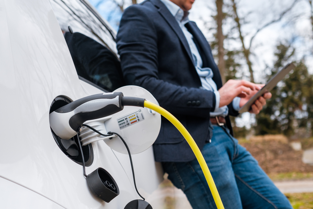 coche electrico cargandose